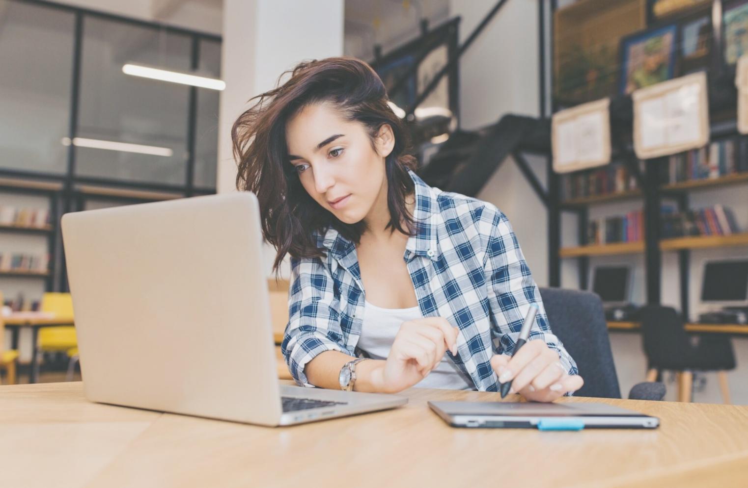 Team bei der Analyse von Geschäftszahlen und Finanzberichten