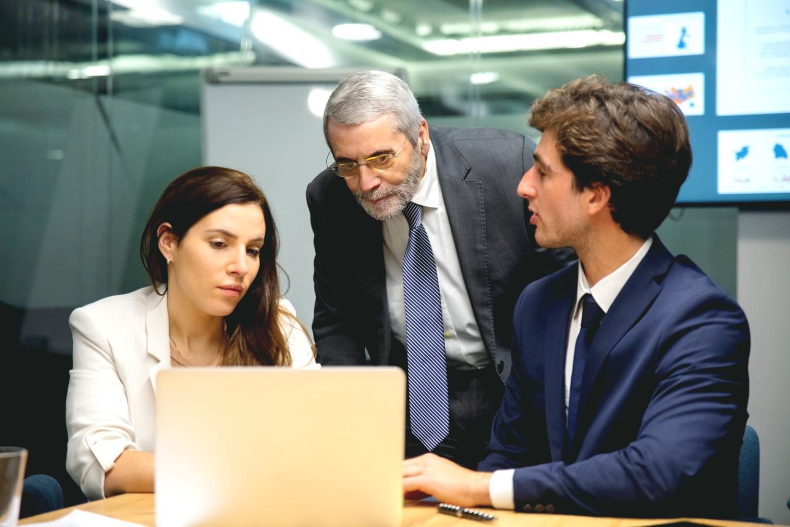 Beratungsgespräch mit Unternehmenskunden über Finanzplanung