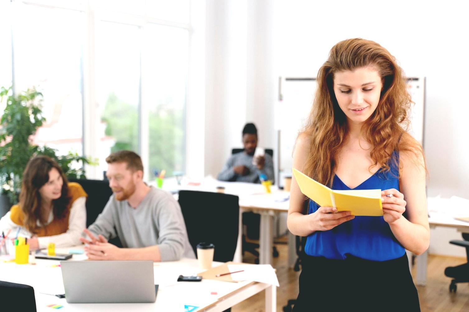 Teilnehmer beim gemeinsamen Arbeiten an Finanzstrategien